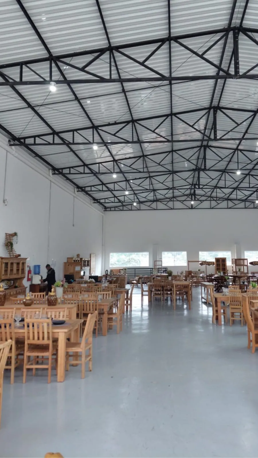Showroom da Arte Velha Móveis Rústicos com mesas e cadeiras de madeira maciça